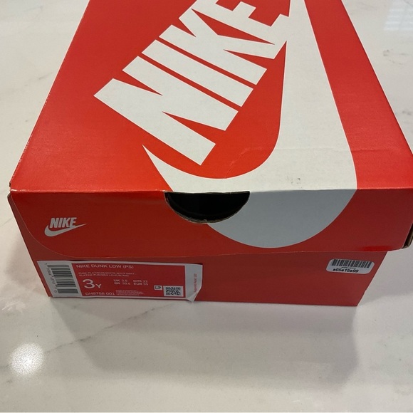 Nike Dunk Low kid size 3y
Two-Toned Grey (GS) sneakers - Picture 8 of 16